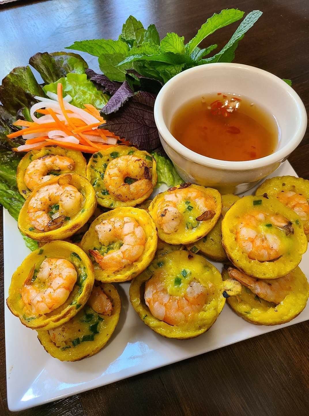 Бань кхот, мини-оладьи с креветкой